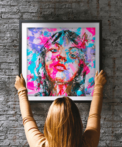 oeuvre d'art accroché au mur